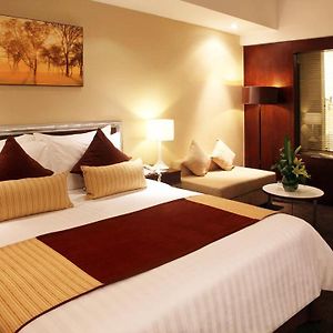 Club Queen Room